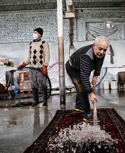 شستشوی سنتی قالی در قالیشویی تخت طاووس