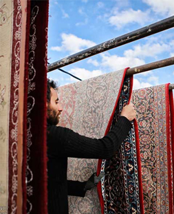 خشک کردن قالی در قالیشویی تخت طاووس