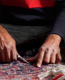 رفو گری قالی در قالیشویی تخت طاووس